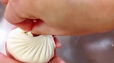 听说包子铺的老师傅都是这样包包子的，看到这一幕，真是受教了！
