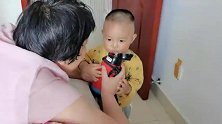 小孔宝半月没见奶奶了，见到奶奶太暖心了，抱着水瓶给奶奶喝水