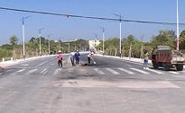 十字路口两车相撞后爆燃 瞬间产生巨大火焰吞噬车身