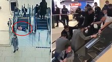 俄罗斯：2岁小女孩手指被扶梯夹住，顾客在扶梯上跳动阻止运行