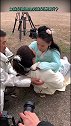 女演员主动投怀送抱送热吻，男演员擦脸这是嫌弃了
