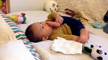 小宝宝悠然自得的躺着，紧接着一个举动，把爸妈都逗笑了
