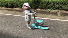 为什么我觉得小宝宝连推滑板车的画面都好萌！有跟我一样的吗？