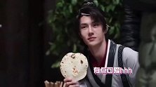 王一博在片场不停地吃饼，这个憨憨太可爱