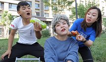 刁蛮奶奶街边霸座，正义小伙却请她吃零食喝饮料，什么鬼？