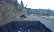 加拿大一车辆逃避警车追捕时正面撞上路边岩壁