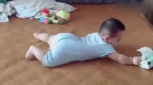 小宝宝学习爬行，四脚朝地翘着屁股，感觉就像在练蛤蟆功