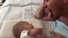小宝宝挑眉噘嘴引爸爸说话，父女两你来我往聊的好开心