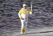 大连实德名宿安贞焕亮相平昌冬奥会 手持火炬英姿不减当年