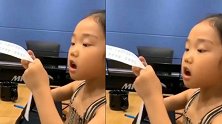 玲花带5岁女儿录音棚唱歌，一点都不怯场，嗓音嘹亮得妈妈真传