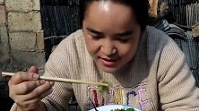 苗大姐山里看牛挖野葱，太饿来碗坛子菜，闻臭吃香辣翻天