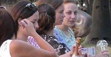 国外爆笑街头恶搞：身边莫名冒出一个水獭头，妹子瞬间大吼起来