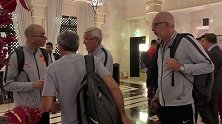 国足7日凌晨抵达阿联酋沙迦 超8小时飞行依旧神采奕奕