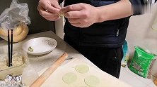 双胞胎肚子饿了，饭还在做，萌娃决定自己找吃的，到处翻箱倒柜