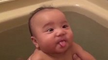 小宝宝和爸爸一起洗澡，爸爸一吹气小宝宝边笑边伸小舌头，萌翻了