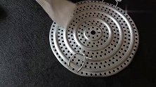蒸锅里的蒸格脏了难清洗，小姐姐教我一招只需泡一泡就能洗干净
