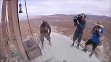 恐高者慎入！自行车速降从悬崖峭壁上俯冲直下 简直就是敢死队啊