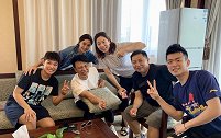 李克勤赴苏杯为国羽加油 遭队医“针扎” 引雅思组合大笑