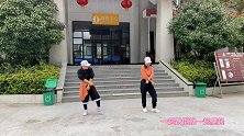 夫妻2人齐跳鬼步舞，经典歌曲《陪你到底》，配合默契让人羡慕