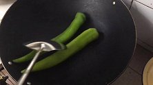 两个辣椒，两粒大蒜，不用油，做一道虎皮辣椒，不油腻开胃又下饭