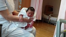 护士长示范婴儿喝奶后拍嗝的正确方法，宝妈你们拍对了吗