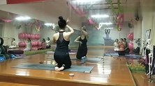瑜伽老师的背影太迷人了，已经爱上了瑜伽，缓解身心疲惫
