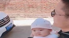 宝贝第一次正儿八经的出来逛街，这表情也太可爱了吧