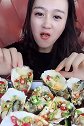 吃货吃生蚝肉，非常有食欲一口闷！