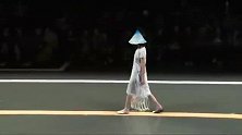 斗笠般的帽子，美女个性走秀，时尚感爆棚