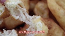 面粉加鸡蛋，教你这样炸油饼，先和面，后放盐，超级松软