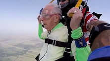 103岁老人4000米高空跳伞 破吉尼斯记录