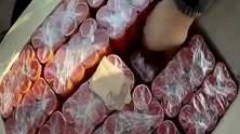 不定时炸弹！田间惊现14万只过期烟花爆竹 两男子欲非法掩埋