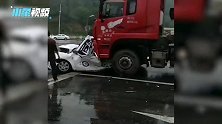 教练车被重卡追尾挤扁致1死2伤 教练第一时间让学员先走！