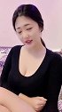 美胸美女穿得很时尚，让人忘不了