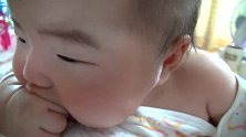 刚满百天的宝宝，吃手特别厉害，这吮吸的声音太可爱了