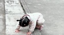 女儿一出门就出尽洋相，接下来一幕，小短腿的哀伤，你永远不懂！