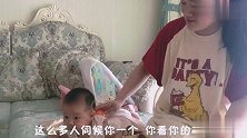 4个月的宝宝真幸福，一脸享受的样子，这是在干嘛哪
