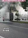 四川成都：一货车撞灯杆起火，路过司机纷纷停车冒火救人
