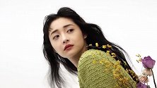 时尚小花周洁琼，清纯模样配上一身成熟的穿搭，时尚而不失美感