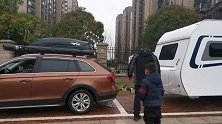 两厢小车拖着房车去旅行 半路发现房车不见了