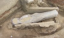 法国：巴黎圣母院修复过程中 地下发现神秘古墓和铅棺