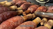 大姐用肉泥裹住棍子再烤，15元一根我越看越稀罕，尝过后都来抢