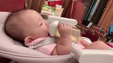 小宝宝：“好困哦！但我还没喝完奶，喝完再睡吧！”