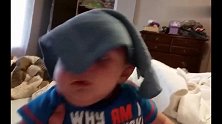 妈妈在小宝宝头上盖了个小毛巾，接下来小宝宝的反应太可爱了！