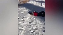 女孩准备从雪坡滑下，到终点时，却发生了这样让人想笑的事！