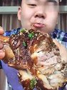 葱油大肘子油光闪闪这位吃货哥彪悍的吃相太厉害