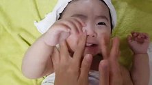 又骗人家生女儿！漂亮宝宝做面部按摩！