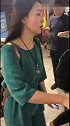 陶虹一身孔雀蓝裙现身机场，稳重大器而又不失张力