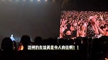 陈妍希坐轮椅看杨丞琳演唱会，台下疯狂比心，两人合影亲密拥抱