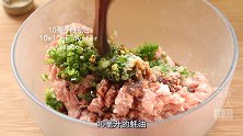 苏式鲜肉月饼，外皮层层酥脆，肉馅儿鲜嫩多汁，咬一口就上瘾了！
